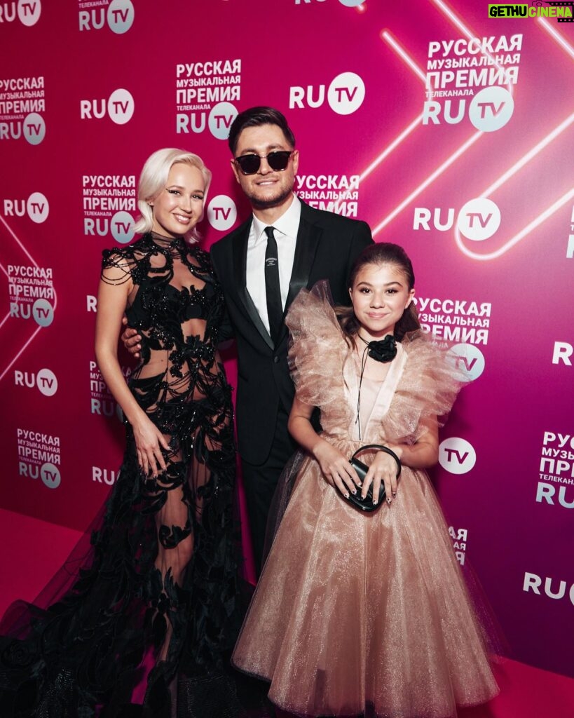 Milana Khametova Instagram - Русская Музыкальная Премия RU.TV🏆 Спасибо большое моим подписчикам, моим фанам и моим друзьям за поддержку! Еще раз повторю - это ВАША награда! 🫶🏼 Спасибо @ru_tv за доверие - это был очень значимый и ценный для меня опыт - вести Премию! 💥 23.05.23❤️ (навсегда в моем сердечке)