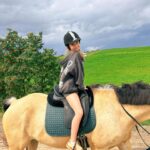 Milana Khametova Instagram - Такой прекрасный день случился с нами вчера! Кто не знал, 🐴 - моя любовь!❤️ Знакомьтесь - это Град! 🐎 посмотрите, какой красавчик!😍 А еще вчера была банька, купель под теплым летним дождем, ныряли в чистейшее озерко и катались на 🛶! Спасибо огромное нашим друзьям Инге и Дмитрию за такой незабываемый отдых!🫶🏼 Кстати, ребят! я сняла для вас небольшой влог, все покажу там! А пока жду от вас ❤️