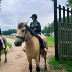 Milana Khametova Instagram - Такой прекрасный день случился с нами вчера! Кто не знал, 🐴 - моя любовь!❤️ Знакомьтесь - это Град! 🐎 посмотрите, какой красавчик!😍 А еще вчера была банька, купель под теплым летним дождем, ныряли в чистейшее озерко и катались на 🛶! Спасибо огромное нашим друзьям Инге и Дмитрию за такой незабываемый отдых!🫶🏼 Кстати, ребят! я сняла для вас небольшой влог, все покажу там! А пока жду от вас ❤️