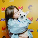 Milana Khametova Instagram - Моя безграничная любовь🐶❤️ С дебютом, Дипик!❤️ Кто не в курсе - Дипик дебютировал на сцене во время моего выступления на ФАН ФЕСТ МУЗ-ТВ @muztv 🫶 Оказывается, у тебя очень много фанатов!) А может нам с Дипиком придумать что-нибудь совместное? Помогайте ❤️ Пишите ваши предложения в комментарии👇🏼