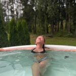 Milana Khametova Instagram - Такой прекрасный день случился с нами вчера! Кто не знал, 🐴 - моя любовь!❤️ Знакомьтесь - это Град! 🐎 посмотрите, какой красавчик!😍 А еще вчера была банька, купель под теплым летним дождем, ныряли в чистейшее озерко и катались на 🛶! Спасибо огромное нашим друзьям Инге и Дмитрию за такой незабываемый отдых!🫶🏼 Кстати, ребят! я сняла для вас небольшой влог, все покажу там! А пока жду от вас ❤️