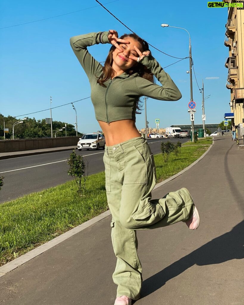 Milana Khametova Instagram - Самый любимый отрезок времени - когда школа уже закончилась, а лето еще даже не началось… Май, солнце и красивая летняя Москва!🌞 #миланахаметова #milanakhametova
