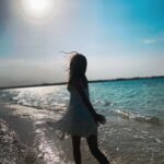 Milana Khametova Instagram - Сегодня наш отель @rixospremiummagawish возил нас на красивый остров - коса из белого песка в море🌊 Теплая бирюзовая водичка и мелкий белый песок! Это было потрясающе красиво! Хочется вернуться…. Листайте карусель и выбирайте лучшее фото!🤍 #rixospremiummagawish #rixospremiummagawishsuitesandvillas #rixoshotel #rixosmoments