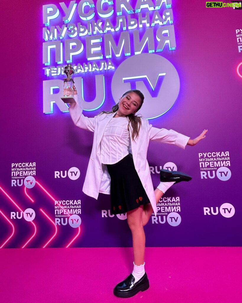 Milana Khametova Instagram - Русская Музыкальная Премия RU.TV🏆 Спасибо большое моим подписчикам, моим фанам и моим друзьям за поддержку! Еще раз повторю - это ВАША награда! 🫶🏼 Спасибо @ru_tv за доверие - это был очень значимый и ценный для меня опыт - вести Премию! 💥 23.05.23❤️ (навсегда в моем сердечке)