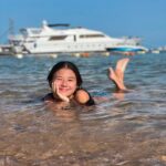 Milana Khametova Instagram - Отдых в самом разгаре 🌊☀️ Сегодня весь день на пляже! Море чистое и тёплое! Погода очень комфортная! Много вопросов про акул! @rixospremiummagawish один из немногих отелей, которые ставят действительно надёжные сетки с двойной защитой от акул! И есть определенная зона в воде, где разрешено купаться, чтобы это было на 150% безопасно! А ещё нам сказали, что именно в Хургаду акулы приплывают летом (июнь-июль) рожать детенышей, тк здесь вода теплее! Завтра нас ждёт красивая экскурсия!🛥🌊 Если есть вопросы про отдых и отель - пишите их в комменты! С радостью ответим!🫶 #rixospremiummagawish #rixospremiummagawishsuitesandvillas #rixoshotel #rixosmoments