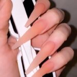 Milana Petrova Instagram - Впервые за год нюдик на ногтях, но чувствую себя как никогда $укой 🤔