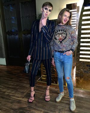 Milana Petrova Instagram - Заехали вчера с друзьями в ресторан Sixty - некогда единственный ресторан высокого класса в сити. Некогда. Не был там год, наверное. Зашёл, интерьер тот же, как будто уже устаревший на фоне конкурентов. Непонятные взгляды персонала на мой внешний вид и меня в целом (речь не обо всех, парень-официант выполнял свою работу на «отлично» и не пялился на гостей, даже наоборот, сделал ненавязчивый комплимент моим ногтям) - ну это цветочки. На первом этаже башни ресепшн меня встретил двумя фразами: девушка-хостес спросила: «Вы куда?», а мужчина (админ/охранник/х*й с горы) в спину мне кинул: «Бл***ть, пи*дееец!». Я понимаю, что нанять воспитанных сотрудников с интеллектом дороже, чем обезьян со стажем работы в ЧОПе, но все же это не оправдание. Я пришёл в заведение приятно провести время и оставить чек, а ваш Васька-дурачок должен был при виде меня завалить свой е*лет и проводить к лифту или помочь открыть дверь, сказав при этом «Добро пожаловать!». А что, если бы я пришёл на свидание? Или со своим парнем? С мамой? И она бы это услышала? Думаю, в любом случае, это неприятно! Одет я всегда по дресс-коду, чаевые 20-30% оставляю, не шумлю за столом, так ответьте мне, уважаемые представители Sixty, почему я приношу вам свои деньги и уделяю вашему ресторану внимание и своё личное время, а взамен получаю опыт, который можно приобрести лишь в курятнике или купив билет в зоопарк? Напомню, что как бы не выглядел ваш клиент, если он одет по установленному дресс-коду, неприлично пялиться на его внешний вид, как бы сильно этого не хотелось. Так и передайте своему персоналу. К счастью, такое отношение ко мне я испытал впервые в месте такого уровня. Во многих других дорогих ресторанах я имел только позитивный опыт. Возвращаться в данный ресторан желания больше нет.