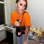 Milana Petrova Instagram - Она жила в Москва-сити, но развлекала себя тем, что снимала обоссанные притоны по угару и бухала там моэт с подругами