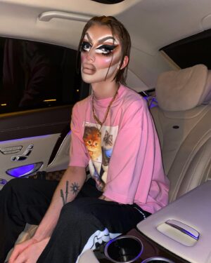 Milana Petrova Instagram - Я ФРИК

Люди очень просты и поверхностны, никто не хочет думать и искать суть, ведь легче все упростить до нуля и единицы. Так устроен мозг сапиенса. Если человек постоянно улыбается - значит он не способен кого-то подставить, если грубо высказывается и выглядит, как я на фото, - ему нельзя верить и хорошим человеком он не может быть.

Быть идиотом - это не разновидность нормы, а общепринятая НОРМА и стандарт, которому нужно соответствовать, иначе тебя не поймут, не поддержат и не купят у тебя ничего. Не быть идиотом крайне невыгодно. Хотя бы потому, что ты всю жизнь живешь в депрессии от осознания этого п*зд*ца. Я давно смирился с тем, что меня понимает и принимает лишь процентов 10 моей аудитории и вещаю я именно для вас. Для остальных я грустный клоун, который творит какую-то дичь. Вчера от меня шарахались люди и смеялись в след только из-за моего макияжа, вот что происходит в голове обычного человека (идиота), когда он сталкивается с ситуацией, не вписывающейся в его набор из трёх шаблонов.

Сложно жить? Да, сложно, но я не могу себя переделать и отупеть, поэтому живу с тем, что имею. Признаюсь, даже испытываю фоном наслаждение от ощущения моего отличия от остальных, наверное, мне пришлось выработать это чувство, иначе в этой жизни не было бы никакого смысла.