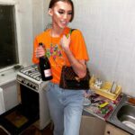 Milana Petrova Instagram - Она жила в Москва-сити, но развлекала себя тем, что снимала обоссанные притоны по угару и бухала там моэт с подругами