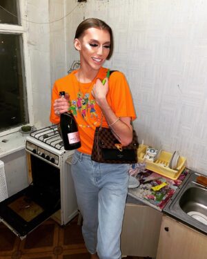 Milana Petrova Instagram - Она жила в Москва-сити, но развлекала себя тем, что снимала обоссанные притоны по угару и бухала там моэт с подругами