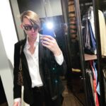 Milana Petrova Instagram - Вчера меня не пустили в ресторан. Именно так я оделся вчера, зная, что в ресторане Birds в Москве строгий дресс-код. Причём самое обидное то, что ресторан находится в моем же подъезде. На мне классический чёрный костюм Hugo Boss за 2000$, сумочка ещё за несколько тысяч и аксессуаров тысяч на 5. «Вам отказано в доступе.» - сказал потасканный жизнью охранник со стеклянным взглядом. Их было трое, по виду и не скажешь, что на каждом из них не висит какой-то срок за убийство или грабеж, их манера речи отдалённо напоминала человеческую, вежливостью ребята были обделены. «Че, слишком светло? Почему в очках?». В этот момент я вспомнил в какой прекрасной стране я родился. Но назад уже дороги не было, я что, зря потратил пол часа на сборы? «По какой причине отказано?» - спросил я, уже понимая, что ситуацию спасёт лишь Бог. «Потому что фейс-контроль хорошо работает! Гы!». Я развернулся и ушёл в ночь большого города, так и не поняв, что означали эти слова... Ресторану Birds хочу сказать следующее. Лицо хорошего ресторана - это не шикарный шеф-повар или интерьер, а прежде всего секьюрити, которые вежливо встречают гостей и не ведут себя высокомерно, надменно и по-хамски по отношению к гостям. Ставлю ресторану 0 из 10. Такой гомофобии давно не встречал.