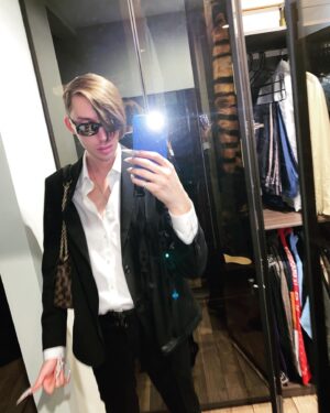 Milana Petrova Instagram - Вчера меня не пустили в ресторан. 

Именно так я оделся вчера, зная, что в ресторане Birds в Москве строгий дресс-код. Причём самое обидное то, что ресторан находится в моем же подъезде. На мне классический чёрный костюм Hugo Boss за 2000$, сумочка ещё за несколько тысяч и аксессуаров тысяч на 5. «Вам отказано в доступе.» - сказал потасканный жизнью охранник со стеклянным взглядом. Их было трое, по виду и не скажешь, что на каждом из них не висит какой-то срок за убийство или грабеж, их манера речи отдалённо напоминала человеческую, вежливостью ребята были обделены. «Че, слишком светло? Почему в очках?». В этот момент  я вспомнил в какой прекрасной стране я родился. Но назад уже дороги не было, я что, зря потратил пол часа на сборы? «По какой причине отказано?» - спросил я, уже понимая, что ситуацию спасёт лишь Бог. «Потому что фейс-контроль хорошо работает! Гы!». Я развернулся и ушёл в ночь большого города, так и не поняв, что означали эти слова... Ресторану Birds хочу сказать следующее. Лицо хорошего ресторана - это не шикарный шеф-повар или интерьер, а прежде всего секьюрити, которые вежливо встречают гостей и не ведут себя высокомерно, надменно и по-хамски по отношению к гостям. Ставлю ресторану 0 из 10. Такой гомофобии давно не встречал.