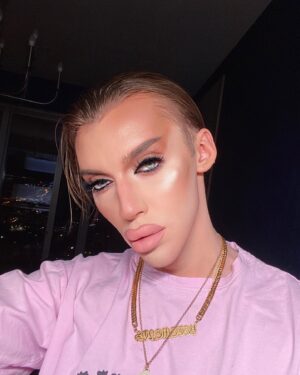 Milana Petrova Instagram - Вот ТАК выглядит нюд! Визажисты, запомните! И перестаньте уродовать людей естественной сияющей кожей и кремовой помадой, которая съе*ывается с лица при виде меня.