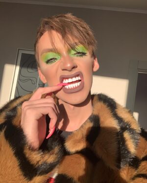 Milana Petrova Instagram - Вакансия мужа открыта, присылайте резюме моему менеджеру. Оклад: -500 000₽/месяц, премия -300 000₽/квартал. Оплаченный отпуск два раза в год -600 000₽. Высшее образование приветствуется, опыт работы не менее 30 лет!