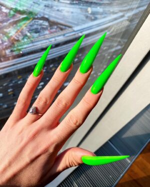 Milana Petrova Instagram - Сегодня я пробую бедность! Ноготочки всего за 8000₽.