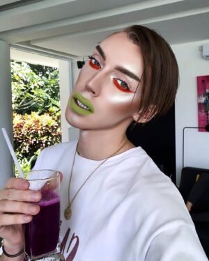 Milana Petrova Instagram - Этот пост я посвящаю Ксении Бородиной, который вы можете прочитать в карусели. Ксения, вот от вас мы ничего особо умного не ждём, но такие откровенные испражнения терпеть ну просто сил нет. Про то, что геем или лесбиянкой можно стать из-за изнасилования в детстве - в этом есть доля правды. Однако, не мЕньшее количество детей после таких случаев ориентацию не меняют! По поводу пропаганды гомосексуальности уже устали все пи*деть. Ее не существует! Нельзя навязать человеку гомосексуальную ориентацию путём показа поцелуя двух мужчин или женщин. Я почему-то не начал спать с девочками, хотя 23 года смотрю фильмы, где в 99,9% случаев целуются гетеро-пары. И если вашу позицию поддерживают ваши подруги лесбиянки - это вовсе не говорит о правильности вашего мнения, а говорит лишь о том, что ваши подруги находятся на одном интеллектуальном уровне с вами. Позицию вашу презираю, она вредит всему ЛГБТ-сообществу и мне в частности. Такими высказываниями вы только подогреваете температуру гомофобии в стране. У меня все.