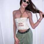 Milana Petrova Instagram - Я на Кубе! Сейчас в столице - городе Гавана, завтра уже еду в Варадеро - это туристический полуостров. Тут нереальный вайб!!! У меня такое впервые. Во всех своих путешествиях я обычно вижу что-то новое, какие-то новые детали, но мир вокруг остаётся тем же, но не на Кубе! Я как будто отправился в прошлое, в 1950-ые. Американские ретро-тачки, солнце, пальмы, отсутствие рекламы и море дайкири! Все вокруг одинаково бедные (я видел за 3 дня лишь один Мерседес), но веселые и простые! Если кто-то не в курсе, на Кубе до сих пор социализм, кубинцы не имеют возможности выезжать заграницу открыто, здесь практически нет интернета и хорошая зарплата - это зарплата в 100$, средняя - долларов 40. Они не знают другой жизни и в этом незнании живут, вроде даже как, счастливо. Блин, сижу сейчас на баре отеля, пью местное пиво под кубинскую музыку и понимаю как тут романтично... Романтично потому, что из каждого угла на тебя не кричит реклама и с тебя не пытаются снять побольше денег. Здесь, как будто, все с душой. И вот ты едешь на розовом кабриолете 1970-ых годов, проезжаешь набережную с выплескивающимися на дорогу волнами, заезжаешь в какой-нибудь бар в старом городе, в котором ремонт делали пол века назад и расслабляешься с бокалом мохито. И уже не важно в чем ты одет и какая сумка у тебя, здесь это все не имеет той ценности. Удивительные впечатления!