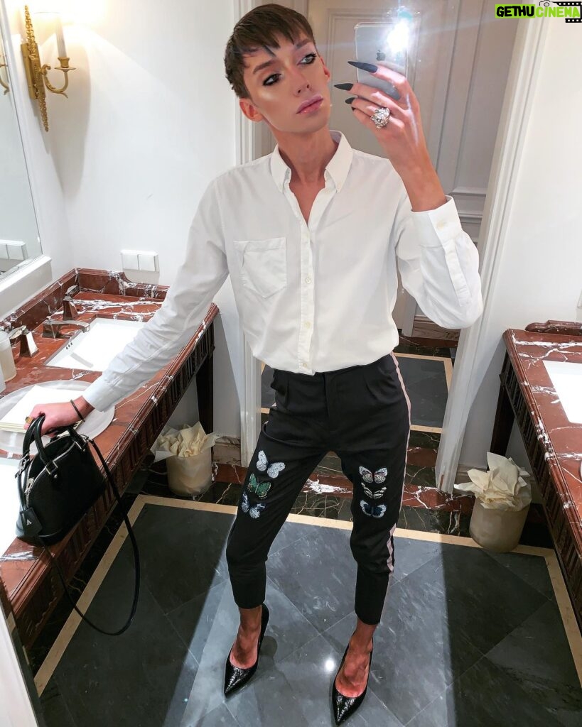 Milana Petrova Instagram - Просто я в мужском туалете.