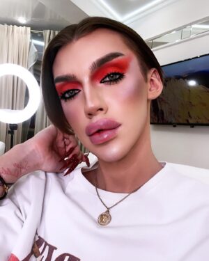 Milana Petrova Instagram - Такому вас мало кто научит!

На своём курсе я научу вас эффектным макияжам на скорую руку, когда нет времени выводить что-то на веках, но хочется быть в центре внимания 💎

Не спеша, такой макияж можно сделать за 40 минут - и это все с нанесением плотных текстур, используя кремовые и сухие техники, а также с идеально проработанной коррекцией скульптуры лица.

Макияж выглядит просто - да! Но эффектно! Я крашусь так в случаях, когда на макияж у меня есть не больше 30 минут 😌✌🏻

Самое главное, что КАЖДЫЙ из вас сможет накраситься так же, нужно всего лишь следовать моим инструкциям, которые я подробно разберу на своём курсе.

Напомню, курс стартует в середине октября, и он будет состоять из серии прямых эфиров на отдельном Инстаграм-аккаунте. Пройдя мой курс, вы научитесь делать те макияжи, которые всегда видите на мне 💅🏻 Цена курса 1690₽, уже совсем скоро я открою продажу!