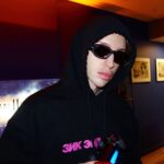 Milana Petrova Instagram - Вы ждали этого 5 лет! На протяжении всей своей карьеры я получал каждый день просьбы об обучении вас макияжу и, наконец, я сделал для вас курс! Ведь я, как никто другой, смогу научить вас делать себе идеальный мейк без ошибок, которые большинство людей допускает 🔥 Я передам вам в своём первом авторском курсе весь 6-летний опыт макияжа, который так тяжело и долго мне доставался! Расскажу про авторские техники нанесения косметики и свои секреты 😘 Информации и наглядных примеров будет много, потому что курс будет состоять из серии прямых эфиров, в которых я буду краситься, читать вам лекции и параллельно отвечать на ваши вопросы) Поверьте, я знаю как плохо делают макияжи в салонах и как мало хороших визажистов даже в самых известных школах макияжа в Москве 😩 Уверяю, что аналогов моего курса вы не найдёте и такому вас не научит никто 😋 Помимо знаний и техник, вы получите списки идеальных в работе продуктов, как среди бюджетной косметики, так и среди люкса. И да, курс подойдёт как новичкам, так и проф.визажистам. Научу делать вас эффектные мейки быстро, легко и за небольшие деньги 👌🏻 Это заняло почти пол года! И вот остались последние штрихи, как же я этому рад!!!) Запускаемся уже совсем скоро, через пару недель! Уверен, вы останетесь довольны такому подарку 💥❤️