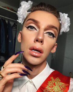 Milana Petrova Instagram - Она окончила школу, но не потому, что хорошо сдала экзамены, а потому, что переспала с директором. Видео об этом макияже выйдет на днях! ❤️ Всех с выпускным!!!
