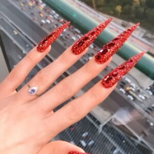 Milana Petrova Instagram - Эти ногти стоят 18к))) привет инстасосалке с ее кривыми обрубками 😗✌🏻