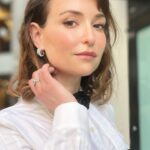 Milana Vayntrub Instagram - My favorite pastime is watching Marina talk. Particularly fun when it’s about our film “Pickled Herring”. Top & corset by @honaydaofficial Flower clip by @maguireshoes Ring & earrings by @sterlingforever Shoes by @ysl Styling by @fashiontulle