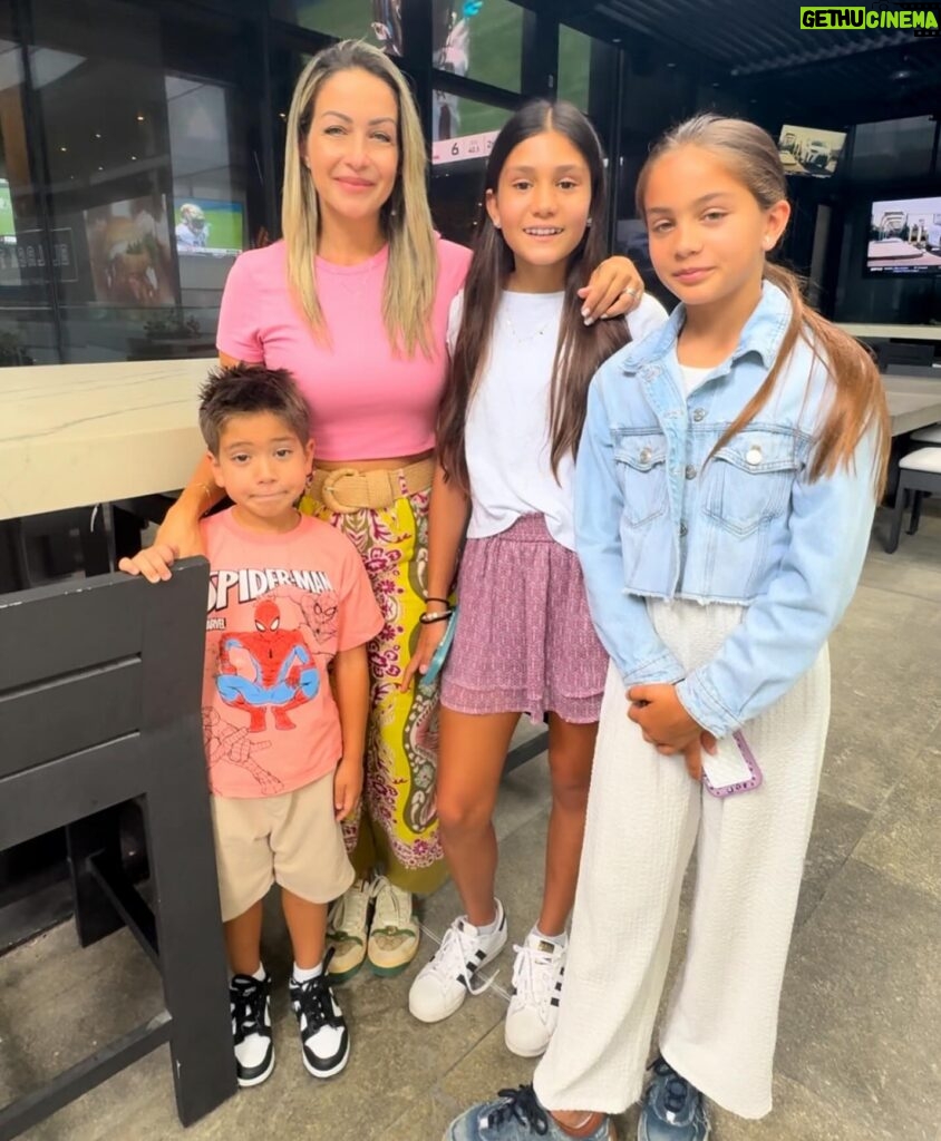 Milena Torres Instagram - Tengo 3 Hijos que; Son TOTALMENTE DIFERENTES … Y eso que: Tienen la misma mama, mismo papa, mismo hogar, misma escuela, mismas actividades, mismo entorno, misma familia, los 3 fueron partos (no cesaria) en la misma clinica y con el mismo Doctor 😂 Los he criado a los tres por igual, con el mismo amor y el mismo cuidado 😙 peeeerooooo en personalidad NO se parecen en nada nadita nadaaaa 🤪 por eso es que JAMAS debes comparar a tus hijos, desde que nacen, cada uno tiene su propia esencia y personalidad 🤩 En lo unico que se parecen es en el cabello lisoooo 😂 #momlife #true .