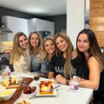 Milena Torres Instagram - Les dejo aquí 5 fotos que resumen una noche de amigas que crecieron juntas, que no les importa la distancia ni que cada una tenga mil cosas que hacer siempre 😆, lo más valioso aqui es que después de casi 30 años de amistad, aquí estamos y aquí seguimos juntas disfrutando cuando sea y donde sea ❤️Las Adoro hoy y siempre ♾️ #friend @pattyschwarzoficial @geo_palacios @wandadisidoro @yerlinghostos