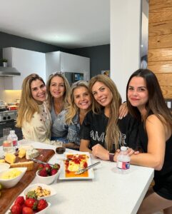 Milena Torres Instagram - Les dejo aquí 5 fotos que resumen una noche de amigas que crecieron juntas, que no les importa la distancia ni que cada una tenga mil cosas que hacer siempre 😆, lo más valioso aqui es que después de casi 30 años de amistad, aquí estamos y aquí seguimos juntas disfrutando cuando sea y donde sea ❤️Las Adoro hoy y siempre ♾️ #friend @pattyschwarzoficial @geo_palacios @wandadisidoro @yerlinghostos