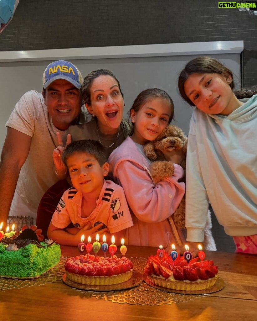 Milena Torres Instagram - #tbt 🩷🩷💙 Foto 1 👉15 de Abril de 2019 Foto 2 👉15 de Abril de 2024 #family #moment #love #momlife