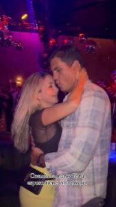 Milena Torres Instagram - Vean el final del video 😏🤚😆 … La mano y sus cosas… #90s #bestmusic #saturday #saturdaynight #music #rumba #love #husbandandwife #husband #wife #moment #party