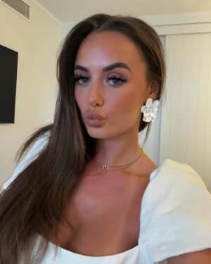 Millie Court Instagram - time to head back to my sexy man 🤍✈️🇬🇧👫🏻
