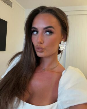 Millie Court Instagram - time to head back to my sexy man 🤍✈️🇬🇧👫🏻
