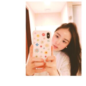 Min Hyo-rin Instagram - 힛🌸😉저 내일 오랜만에 여러분들을 만나러 갑니당 안산롯데백화점에서 만나용 앗 4시예요~~~👋🏻이제 자러갑니당💤잘자용😘 @ifne_official