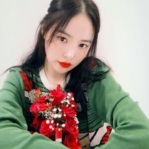 Min Hyo-rin Instagram - 똑같은 레드는 없잖아용??이힛✌🏻🌹💋🌹💋 @diormakeup #rougediorultracare
#울트라벨벳틴트 #999호
#ad