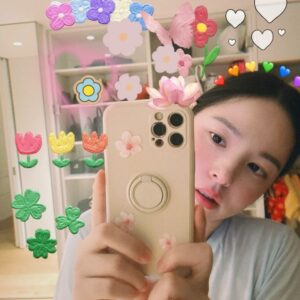 Min Hyo-rin Instagram - 자야되는데🥱😴🥛🍪🤦🏻‍♀️