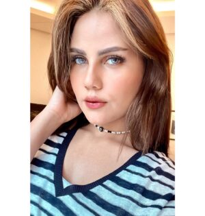 Mina Nour El Din Instagram - الفترة الاخيرة هواي شفت ديستخدمون الموبايل حتى يصورون كل شخص يتعدى على احد وشفنا نماذج طلعت شبعوا اهانة بالسوشال ميديا بسبب تصرفاتهم واكو الي تم اعتقالهم اتمنى هالشي الكل يعتمده الموبايل اداة مرعبة ترعب كل شخص يفكر او يتجرأ يسيء لشخص واتمنى يكون مسموح ادخال الموبايلات حتى بالدوائر الحكومية ومراكز الشرطة خاصة . اذا صار هالشي هواااااااااي راح يمشون عدل ويحللون خبزتهم بعملهم …