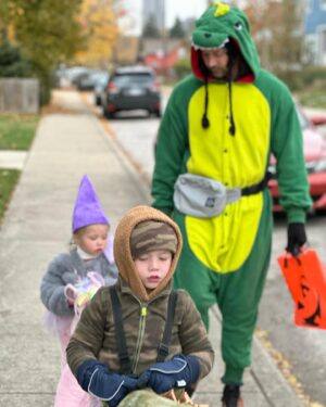 Mina Starsiak-Hawk Instagram - I dread the year the kids don’t require us to dress in matching costumes. #cherishit
::::::
Give me some good ideas for next year!!?