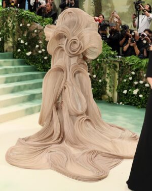 Mindy Kaling Instagram - The name of my gown was “The Melting Flower of Time”. I was so honored to wear the genius @gauravguptaofficial to the Met Gala this year. The cape was inspired by a blooming flower, and his signature sculptural techniques evoked the passage of time. Thank you Gaurav, @voguemagazine and the team of artists who designed my look! 🤍🤍🤍 
📸: @gettyentertainment