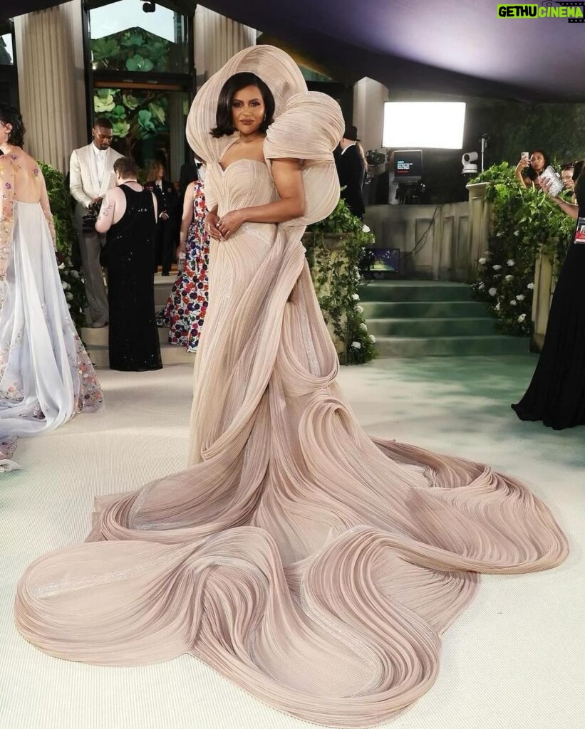 Mindy Kaling Instagram - The name of my gown was “The Melting Flower of Time”. I was so honored to wear the genius @gauravguptaofficial to the Met Gala this year. The cape was inspired by a blooming flower, and his signature sculptural techniques evoked the passage of time. Thank you Gaurav, @voguemagazine and the team of artists who designed my look! 🤍🤍🤍 📸: @gettyentertainment