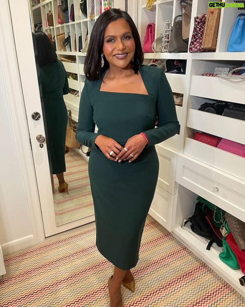 Mindy Kaling Instagram - Brought my very best “Kelly Kapoor: the Business Bitch” to an event for @cedarssinai (my favorite hospital!) honoring my friend @belabaj ! Is this dress green or dark teal? It’s important guys.