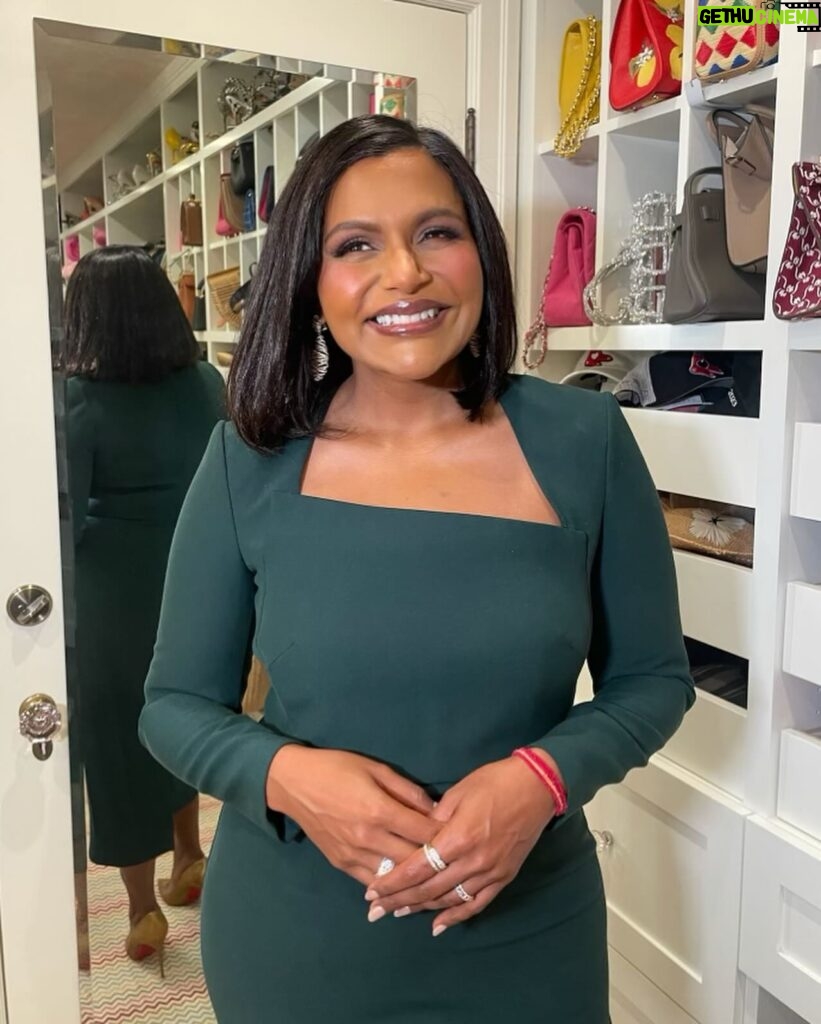 Mindy Kaling Instagram - Brought my very best “Kelly Kapoor: the Business Bitch” to an event for @cedarssinai (my favorite hospital!) honoring my friend @belabaj ! Is this dress green or dark teal? It’s important guys.