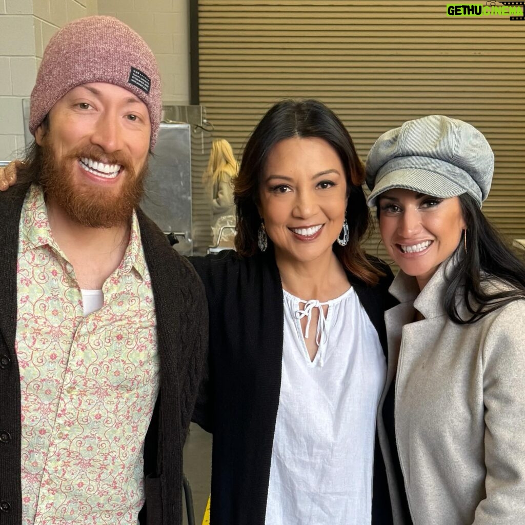 Ming-Na Wen Instagram - What a wonderful time with everyone at #RIcomiccon! Thank you to the most beautiful fans for showing up and waiting in that line!! Woah! And we were all standing on a covered ice rink! So cool! Literally! I appreciated every kind word, compliment, laugh, hug, gift, smile, and even tear from you all. You who teared up and were embarrassed should know that, in my eyes, you were brave to be so vulnerable and emotional. I am always deeply moved that some of my characters have had such a positive or impactful effect in your lives. That is the magic and wonder of arts and entertainment. It's about community and connection. So thank you thank you thank you!!!❤️🥰❤️🥰❤️🥰❤️ Also, such fun to run into friends and talents I've worked with who are incredible contributors to that community! Also, I got to meet one of my own icon, the powerful badass herself, #lindahamilton!! 💪🏼👏🏼🥰❤️🥰 #blessed #lovemyfans #grateful