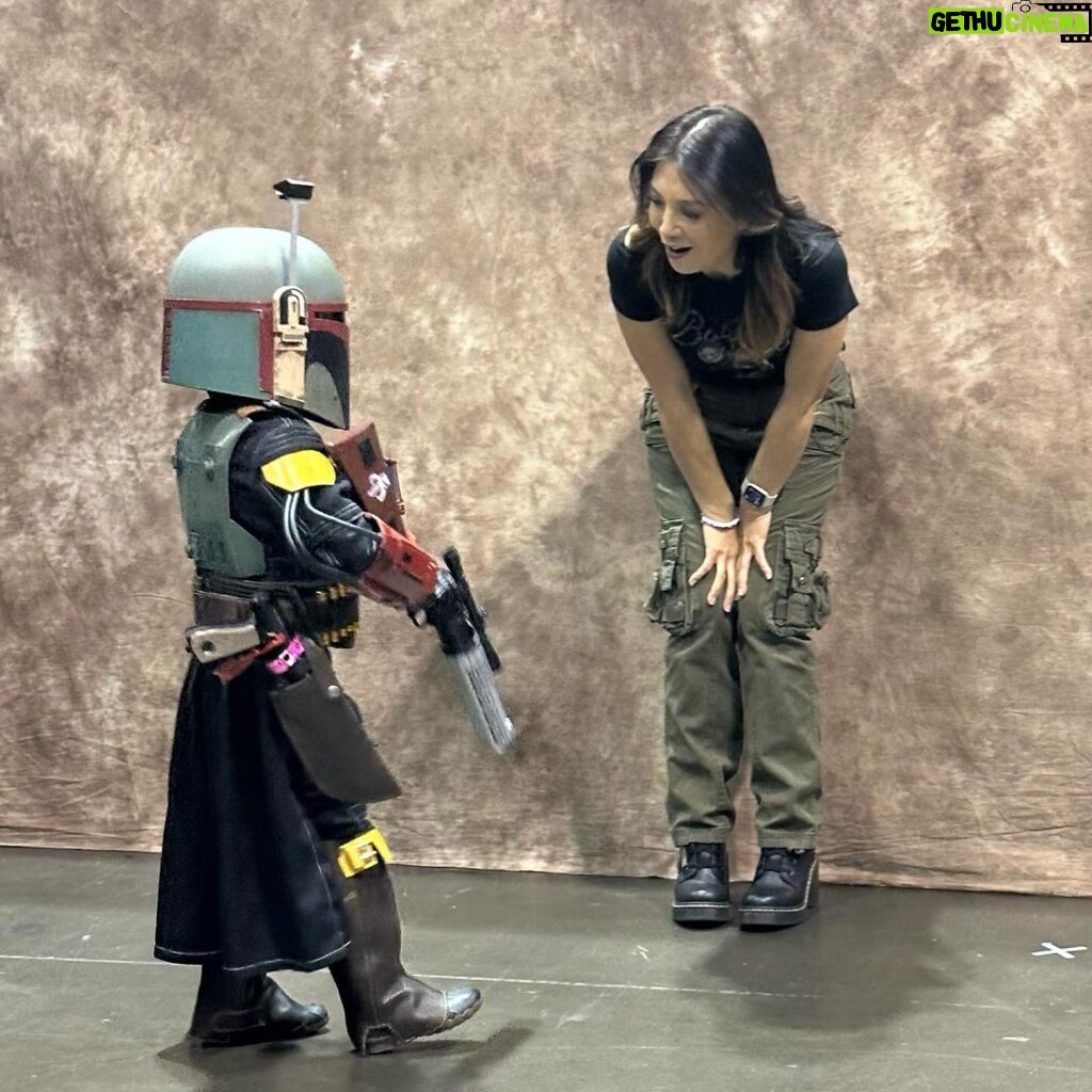 Ming-Na Wen Instagram - I got to reunite with some of my fave costars from different shows at #megaconorlando this past Sat! What a crazy busy fabulous weekend! 1) Love my Boba, @tem_morrison (and his Boba, @instadaniellogan). What an incredible turnout for our panel! We were able to share our thoughts and feelings with our fans and talked about two of our beloved Mando family members who are no longer with us. @trpcic & @carlweathers will always be in all our hearts. 🙏🏼❤️ 2) @alexkingstonofficial popped over to say hello and we instantly just picked up wherever we left off years ago! She is just as beautiful inside and out as ever! What a joyful reunion! So much love for you, girlfriend!❤️#ER 3) @jjward12 and I laughed our heads off as we always do. I think he just brings out the mingaling in me. I miss his laughs and his bright personality! Love you, Jeff!❤️#Agentsofshield 4) Gave my Mando family @officialdannytrejo, @ginajcarano and @therealdianaleeinosanto big hugs, but we were all so busy, I didn't get photos with them. I also love seeing friends like @kehuyquan, @alantudyk and the con staff and my con team. Best of all, I love the fans who are willing to wait on those long lines just to meet me. I love them!! They make what I do feel so much more meaningful and rewarding. Just the most incredible bond we share and getting to connect and meet them at these cons make everything worthwhile. Thank you for the love! Love you all! We closed the con down!! ❤️❤️❤️