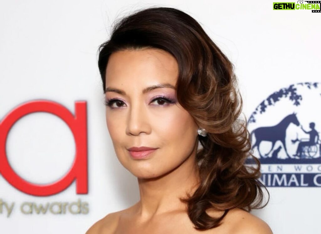 Ming-Na Wen Instagram - Just my everyday look.😂😂 Last night was magical! ✨💫 Love this beautiful addition to my awards wall! 🏆 ❤️🥰 @hollywoodbeautyawards Makeup: @jeonghwa.makeupartist Hair: KJ Dolvik Color/cut: @chazdean Gown: @hayariparis #timelessbeauty #liveyourbestlife #ageisjustanumber 💪🏼 @hwac