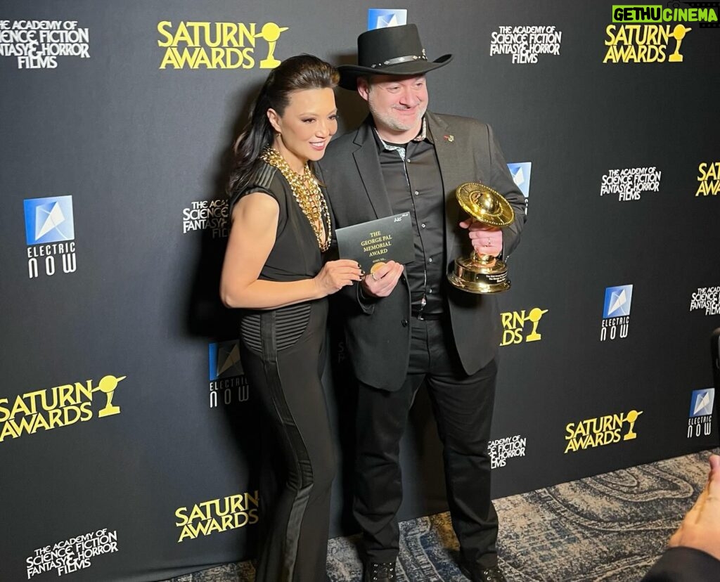 Ming-Na Wen Instagram - Congratulations to my pal, @dave.filoni for his well-earned and much deserved #georgepalmemorialaward. It was a wonderful honor to present him with the award. Repping #MtLebo and #Pittsburgh!!🖤💛 Congrats to our incredible @badbatchseries gang for their @saturnawards win last night!! Also congrats to all the nominees and winners too! What a fun and extraordinary night! Completed my #disney worlds chatting with@marvel's #kevinfeige in the green room. Highlights of the event for me was meeting @jamescameronofficial and @official_jodiefoster_! Two incredible talents and people I've loved and admired for decades! Their body of work have had major influence and impact in my life. An emotional night too with the tribute to @thereallancereddick and the first award in his name given to #keenureeves. Keenu was very touching in his speech. Love to Lance's wife, Stephanie, and their family who were there for the tribute. I gave a little tribute to our Mando member, @carlweathers, during my presentation to Dave. Just felt apropos. Hope he was up there watching. 🙏🏼❤️ Great job hosting, @joelmchale, my birthday twin!! You were so funny and made it a joyful night. And thank you for being such a cheerleader backstage. This introvert truly appreciated your support. 🥰