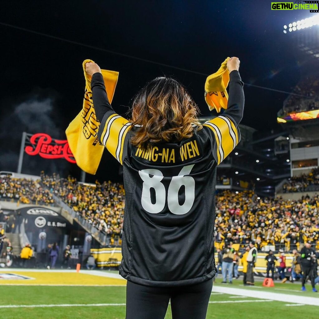 Ming-Na Wen Instagram - Not the outcome we wanted tonight, 😪but it was still an exhilarating homecoming to be on the field with the @steelers and my family and friends! ☺️ 👏🏼🖤💛 Great to meet the Rooneys, see my buddy @mrpatrickfabian and meet the members of @styxtheband. Being on the field was such a high! Thank you to Dave Hoss, John Wodarek and Noah for making this a most awesome experience! The fans rocked the towel twirl and I loved seeing them continue to cheer #theSteelers on with pure devotion and passion! But even though they rallied, no go tonight. 😪 Next one! 🖤💛🖤💛