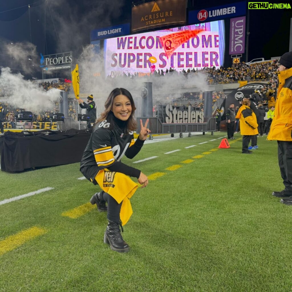 Ming-Na Wen Instagram - Not the outcome we wanted tonight, 😪but it was still an exhilarating homecoming to be on the field with the @steelers and my family and friends! ☺️ 👏🏼🖤💛 Great to meet the Rooneys, see my buddy @mrpatrickfabian and meet the members of @styxtheband. Being on the field was such a high! Thank you to Dave Hoss, John Wodarek and Noah for making this a most awesome experience! The fans rocked the towel twirl and I loved seeing them continue to cheer #theSteelers on with pure devotion and passion! But even though they rallied, no go tonight. 😪 Next one! 🖤💛🖤💛